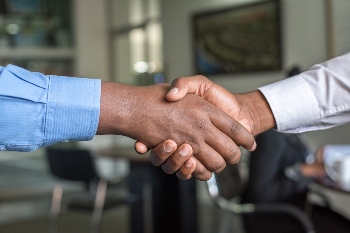 Handschlag zweier Personen als Symbol für eine erzielte Einigung in der Mediation
