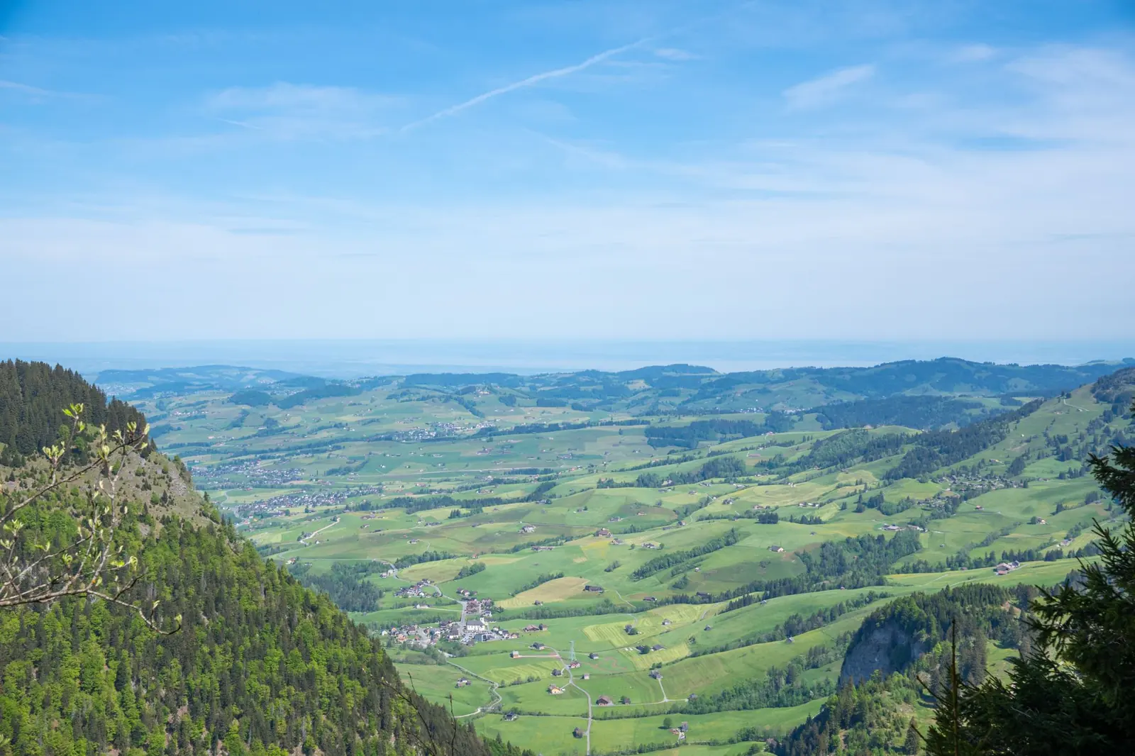 Grüne Hügel von Appenzell Ausserrhoden unter weitem Himmel
