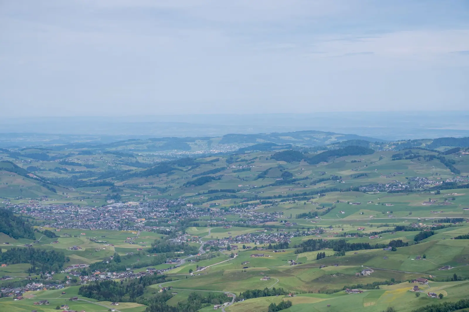 Luftaufnahme der Hügel von Hundwil in Appenzell Ausserrhoden