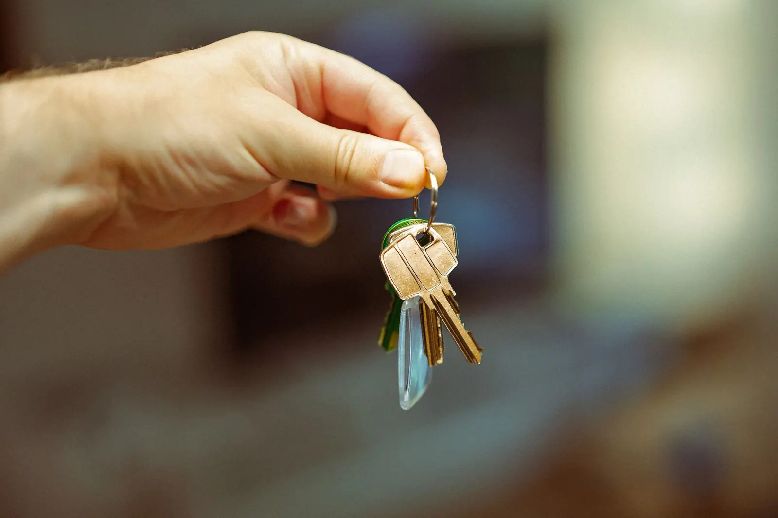 Eine Hand hält einen Schlüsselbund mit Wohnungsschlüsseln
